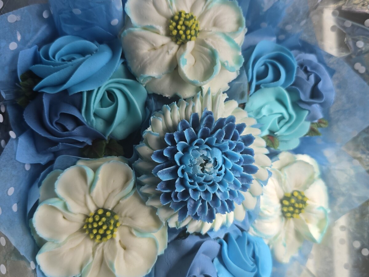 Blue and ivory buttercream floral cupcake bouquet