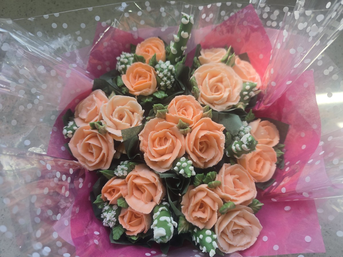 Peach buttercream floral cupcake bouquet