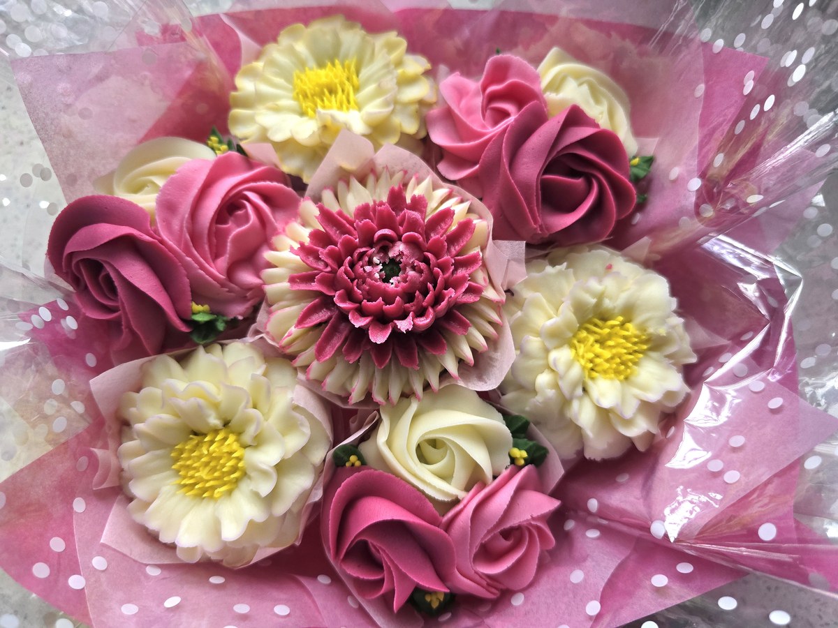 Pink, burgundy and ivory buttercream floral cupcake bouquet