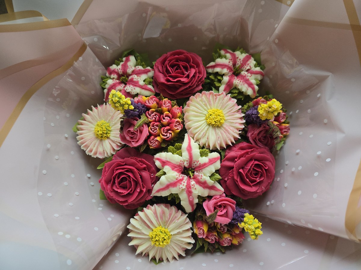 Burgundy, pink and ivory buttercream floral cupcake bouquet