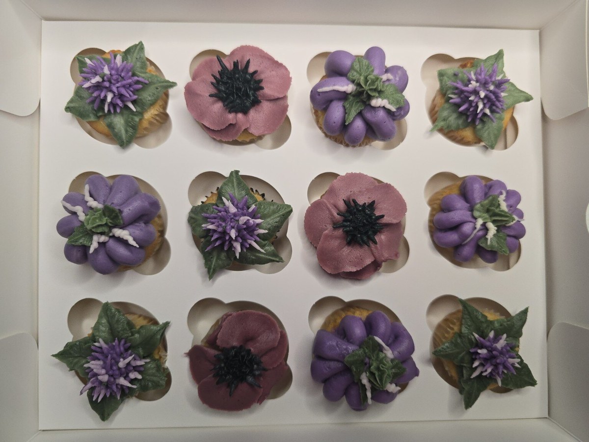 Box of violet and mauve Mini Blooms