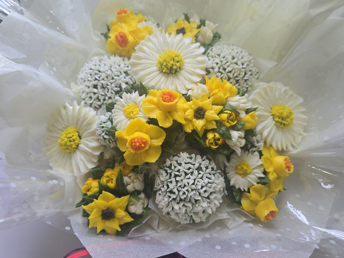 Yellow and white buttercream floral cupcake bouquet